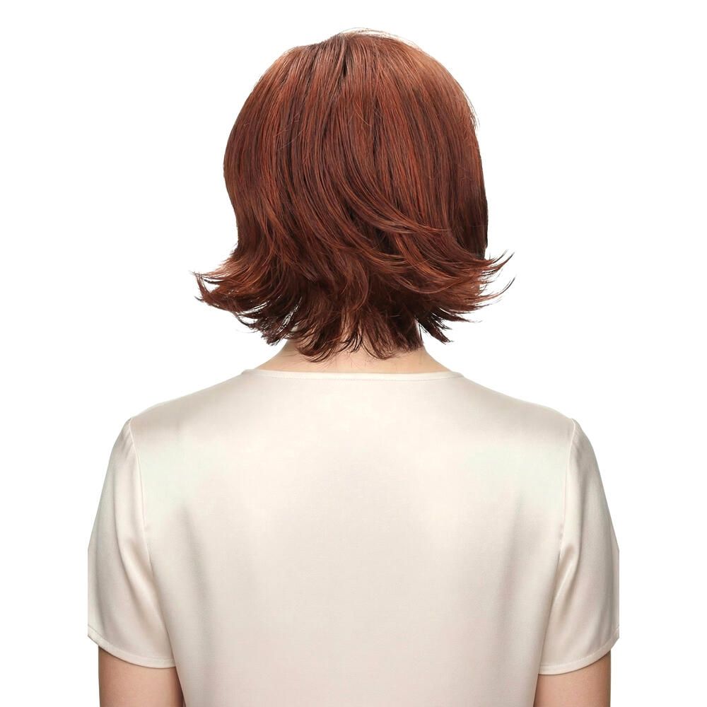 Rückansicht einer Frau mit roter Perücke MAILAND. Kurzes, gewelltes Haar. Trägt ein cremefarbenes Oberteil.