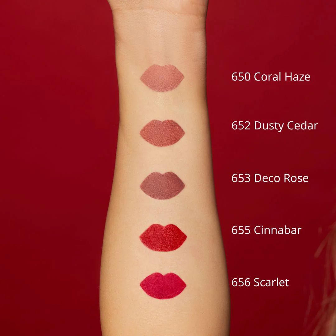 Arm mit Lippenstiftfarben. 5 Lippenformen in verschiedenen Rottönen.