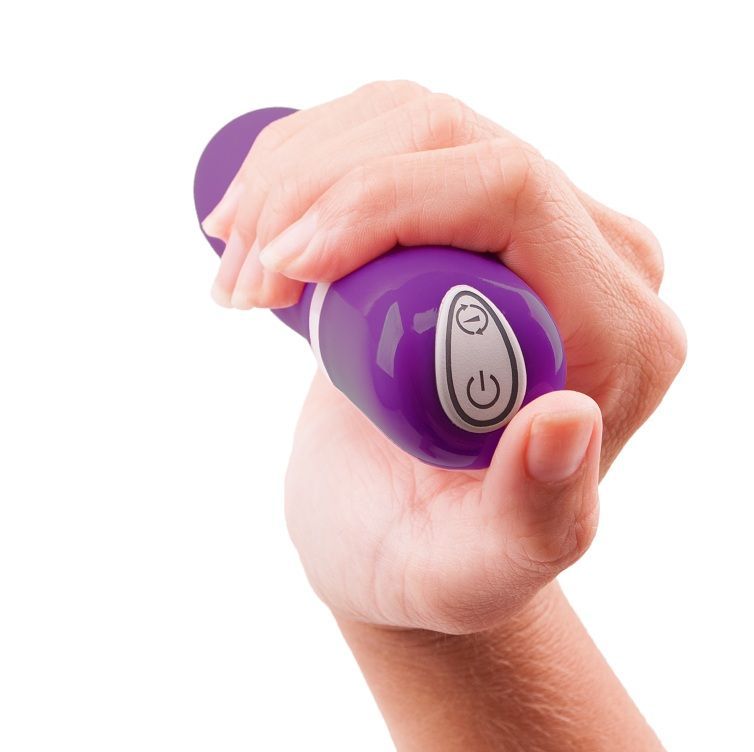 Lila Vibrator in Hand gehalten. Auf dem Vibrator befinden sich Knöpfe mit Symbolen. Der Vibrator ist aus Silikon.