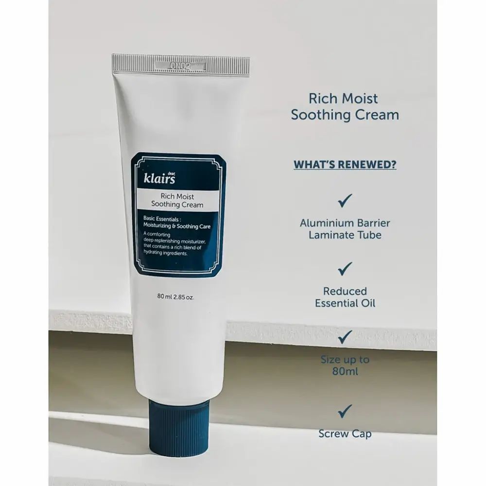 Weiße Tube mit blauem Verschluss. Aufschrift: klairs Rich Moist Soothing Cream. Zusätzliche Produktinformationen.
