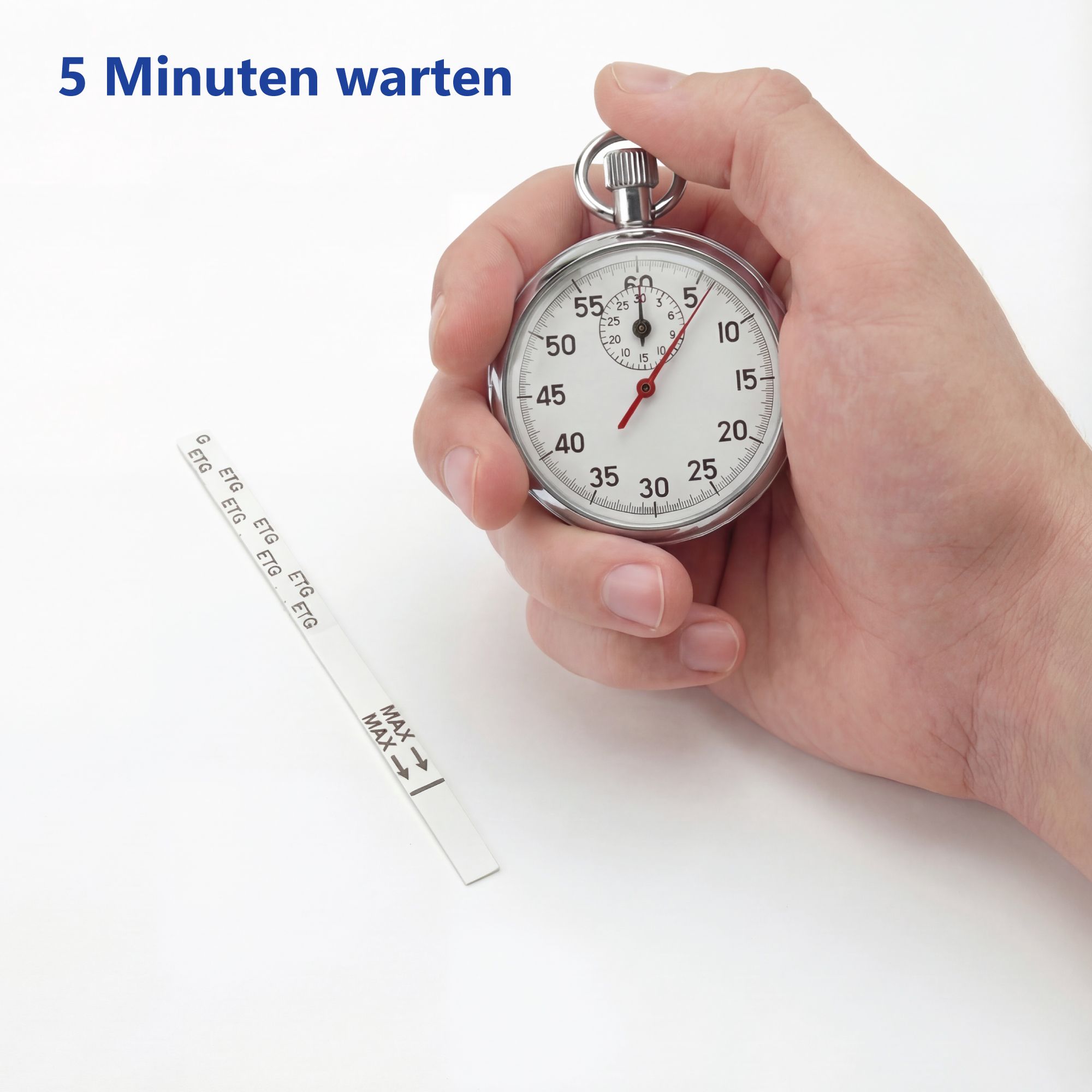 Hand hält Stoppuhr neben Teststreifen. Streifen mit Markierungen. Hintergrund: helle Haut, Stoppuhr.