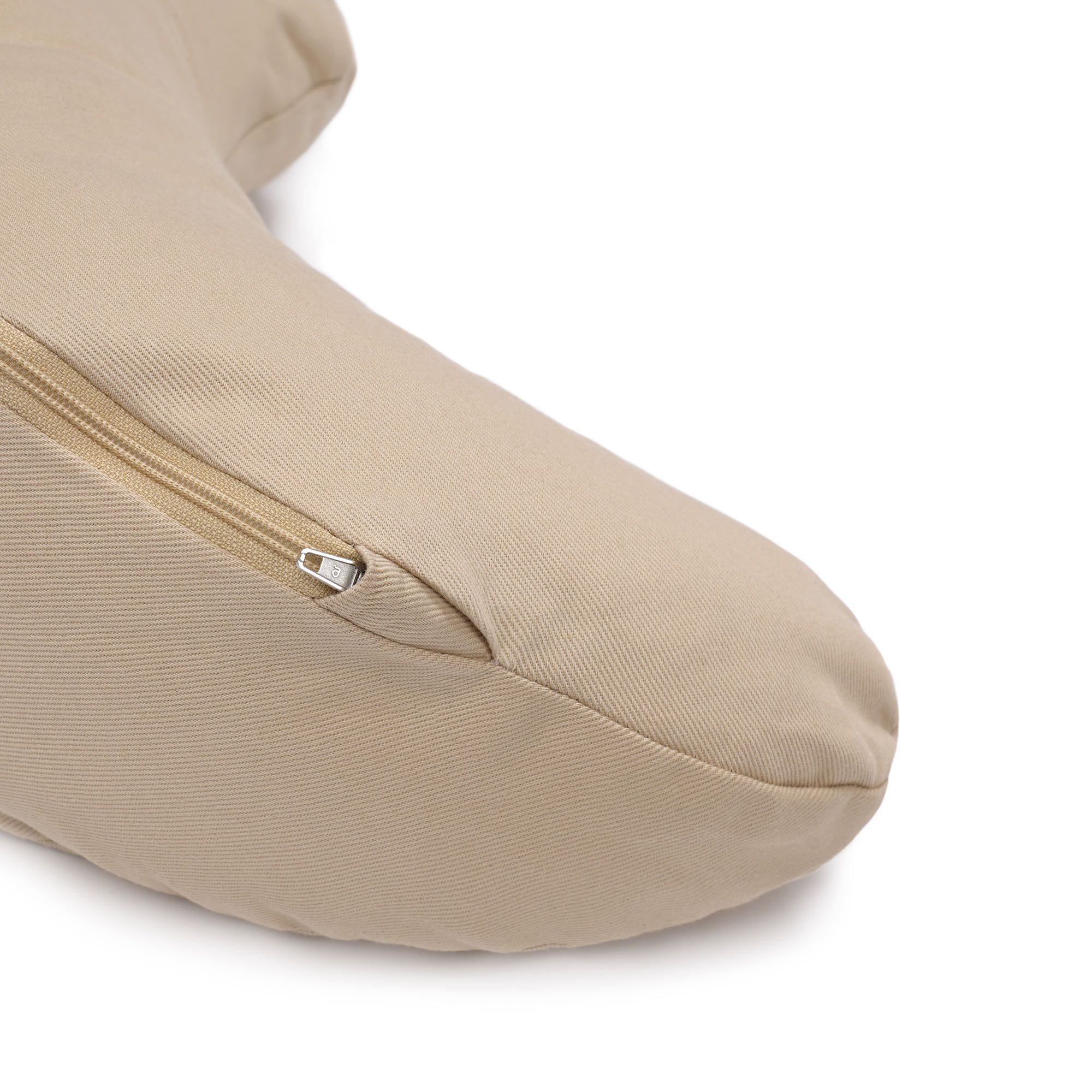 Sandfarbenes Yogakissen in Mondform, Detailansicht des Reißverschlusses.