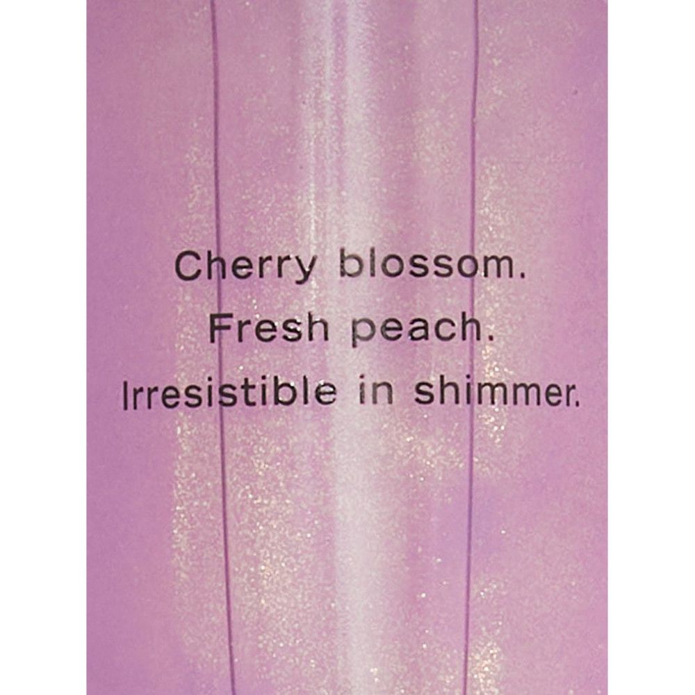 Nahaufnahme des Flascheninhalts. Text: Kirschblüte, frischer Pfirsich, unwiderstehlich im Schimmer.