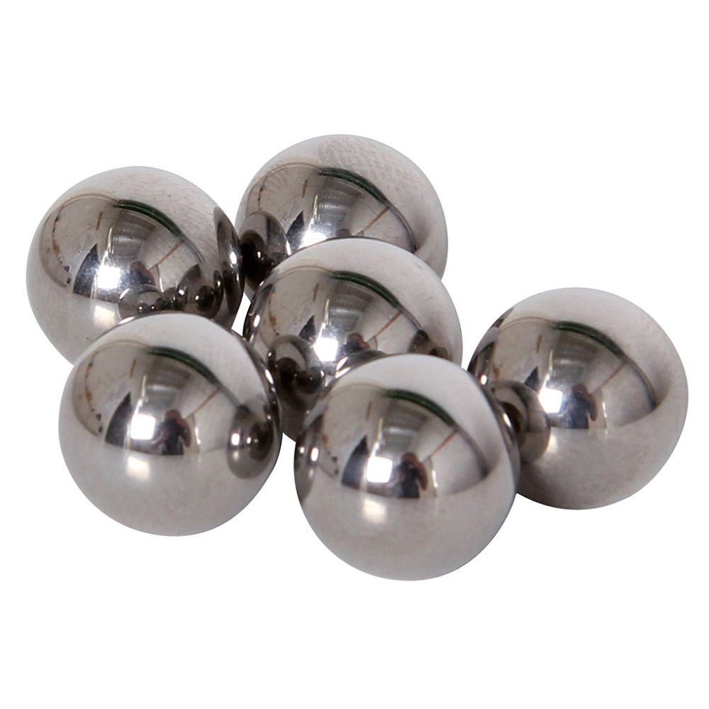 Sechs metallische Kugeln, glänzend, kugelförmig. Reflexionen auf der Oberfläche. Einzeln angeordnet.
