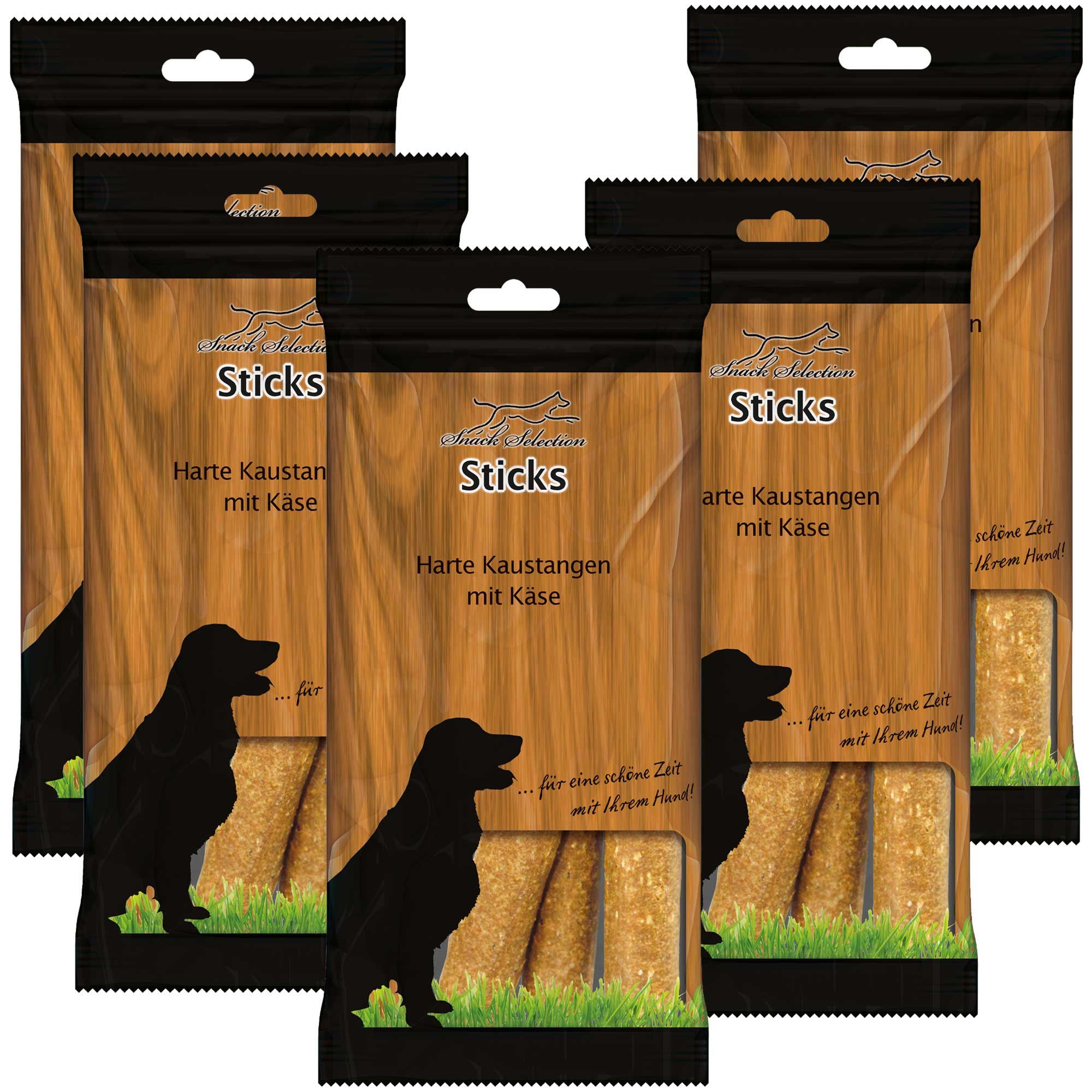 Mehrere Beutel mit Hundesnacks. Aufschrift: Sticks, Harte Kaustangen mit Käse. Schwarze Verpackung mit Hundesilhouette.