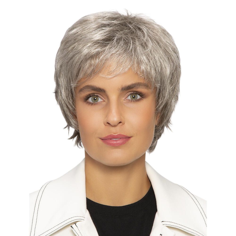 Kurzhaarperücke mit grauen Strähnen. Frontale Ansicht einer Frau, die eine weiße Jacke trägt.