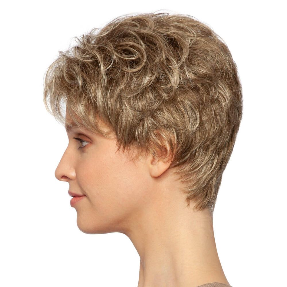 Kurzhaarperücke mit blonden Strähnen. Profilansicht einer Frau mit Perücke. Kurze, gewellte Frisur.