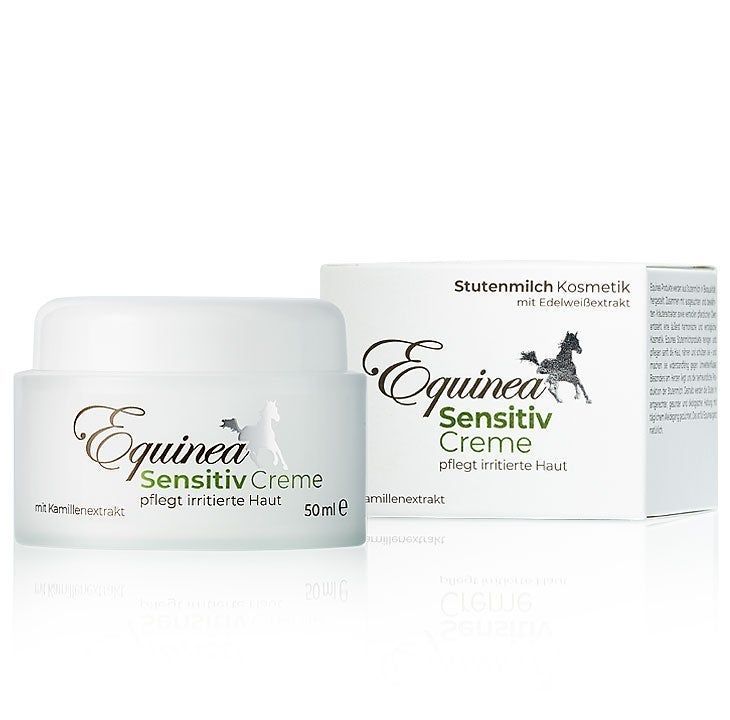 Creme-Tiegel und -Verpackung. Aufschrift: Equinea Sensitiv Creme, pflegt irritierte Haut. Mit Kamillenextrakt. Stutenmilch Kosmetik.