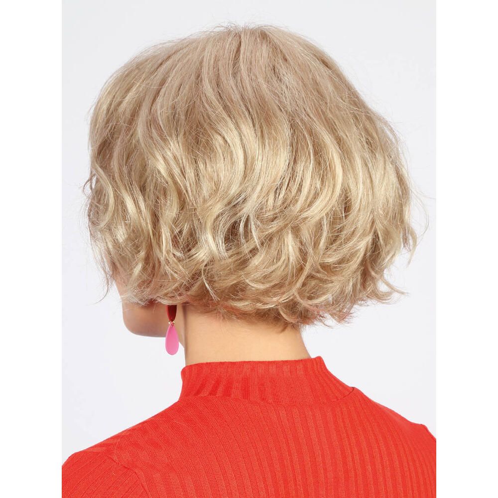 Rückansicht einer weißblonden Perücke mit gewelltem, kurzem Schnitt. Frau trägt rotes Oberteil und rosa Ohrringe.