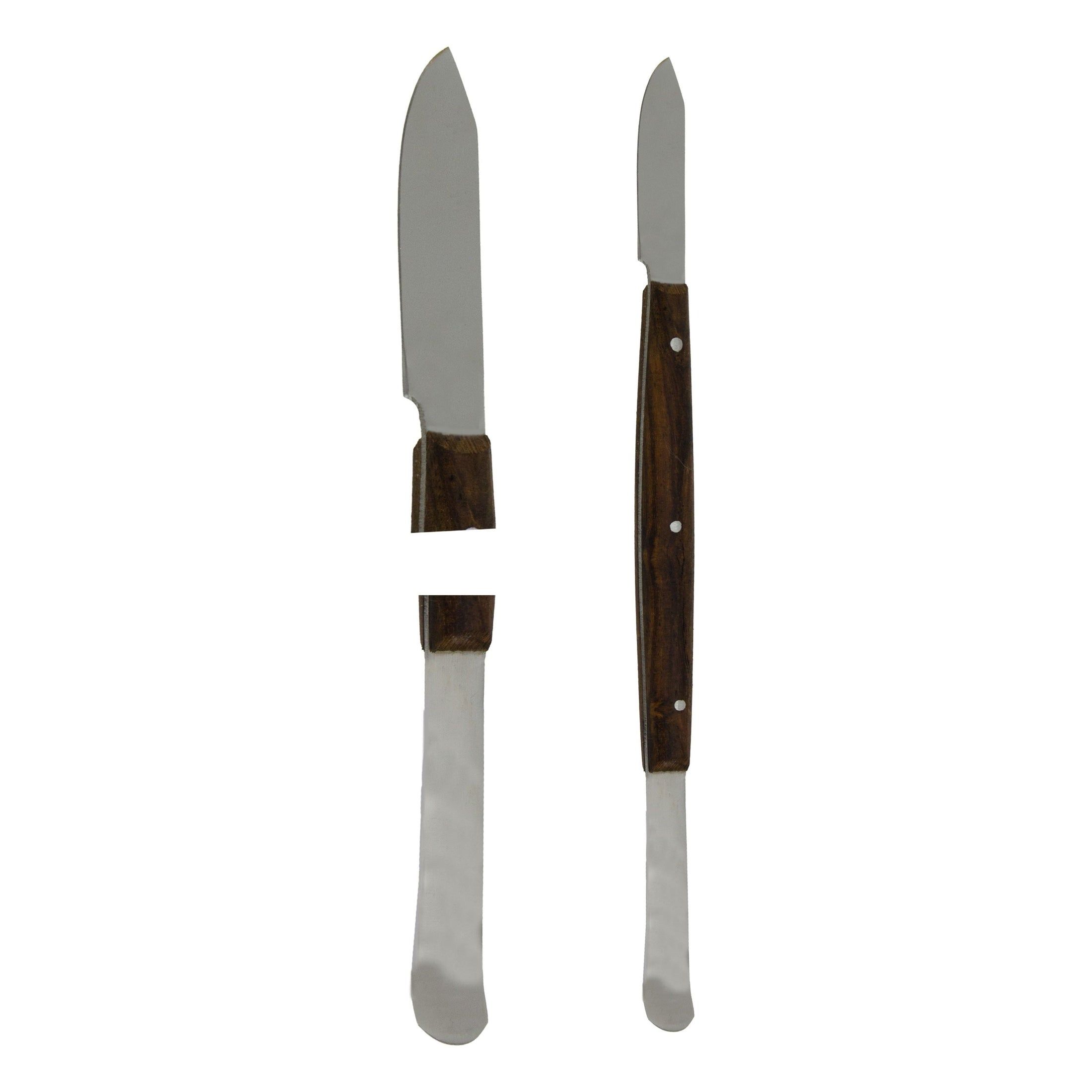 Zwei medizinische Instrumente. Ein Gipsmesser und ein Cremespatel. Beide haben Holzgriffe und Metallklingen.