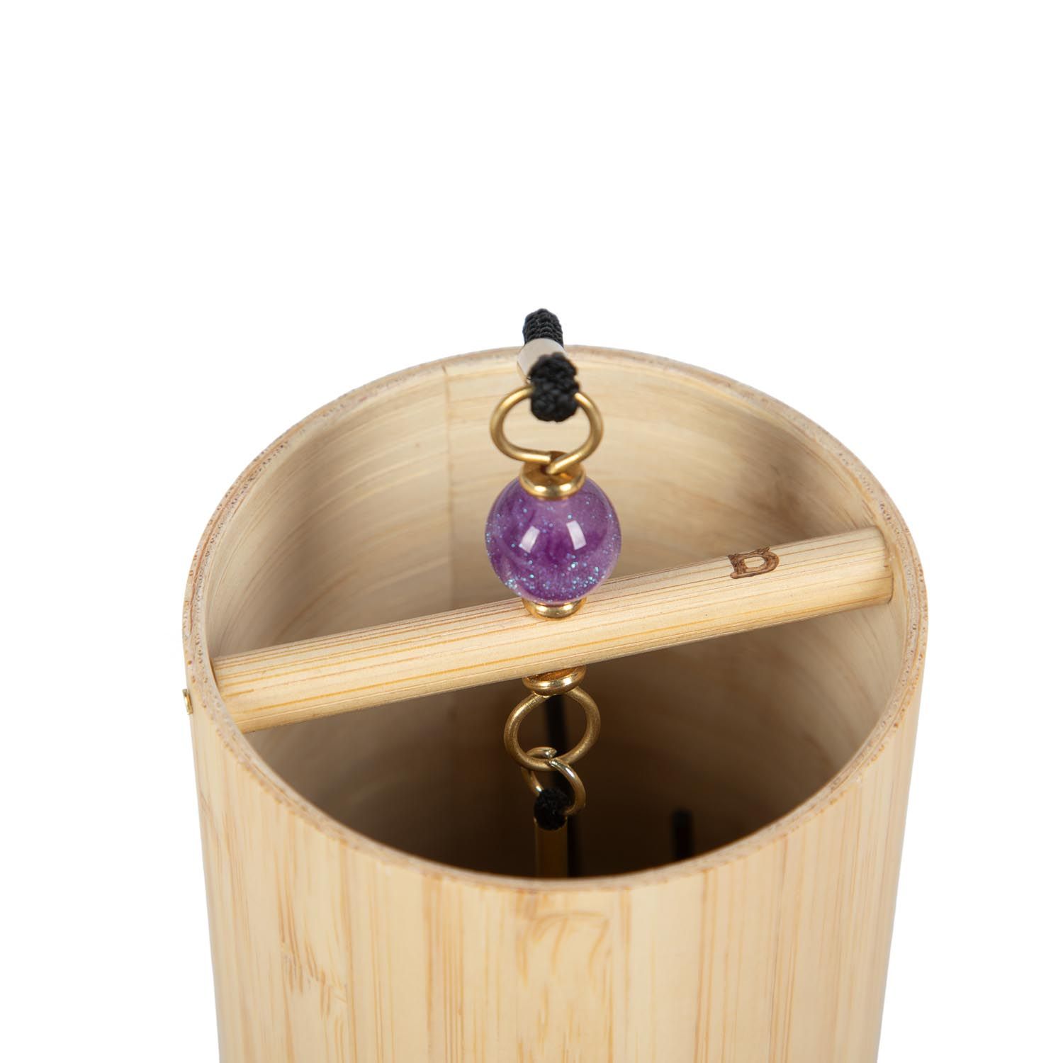 Nahaufnahme des Klangspiels. Bambus-Zylinder. Amethyst-Kugel. Holzstab mit 'D'. Schwarze Schnur. Goldfarbene Ringe.