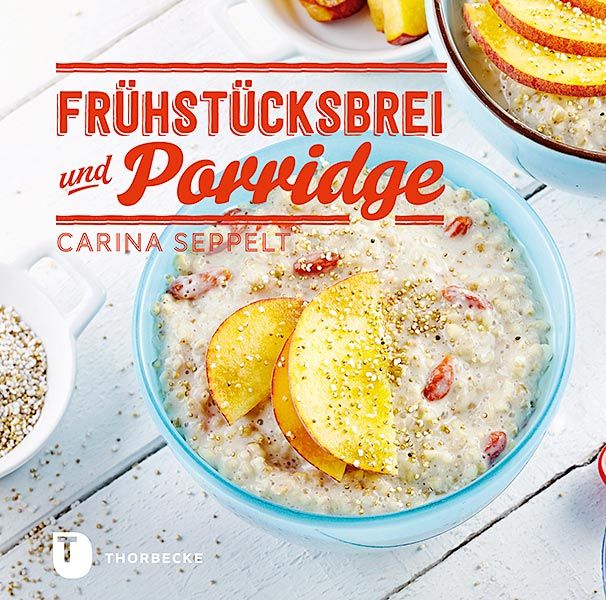 Blauer Teller mit Frühstücksbrei und Porridge, belegt mit Apfelscheiben. Text: Frühstücksbrei und Porridge, Carina Seppelt.