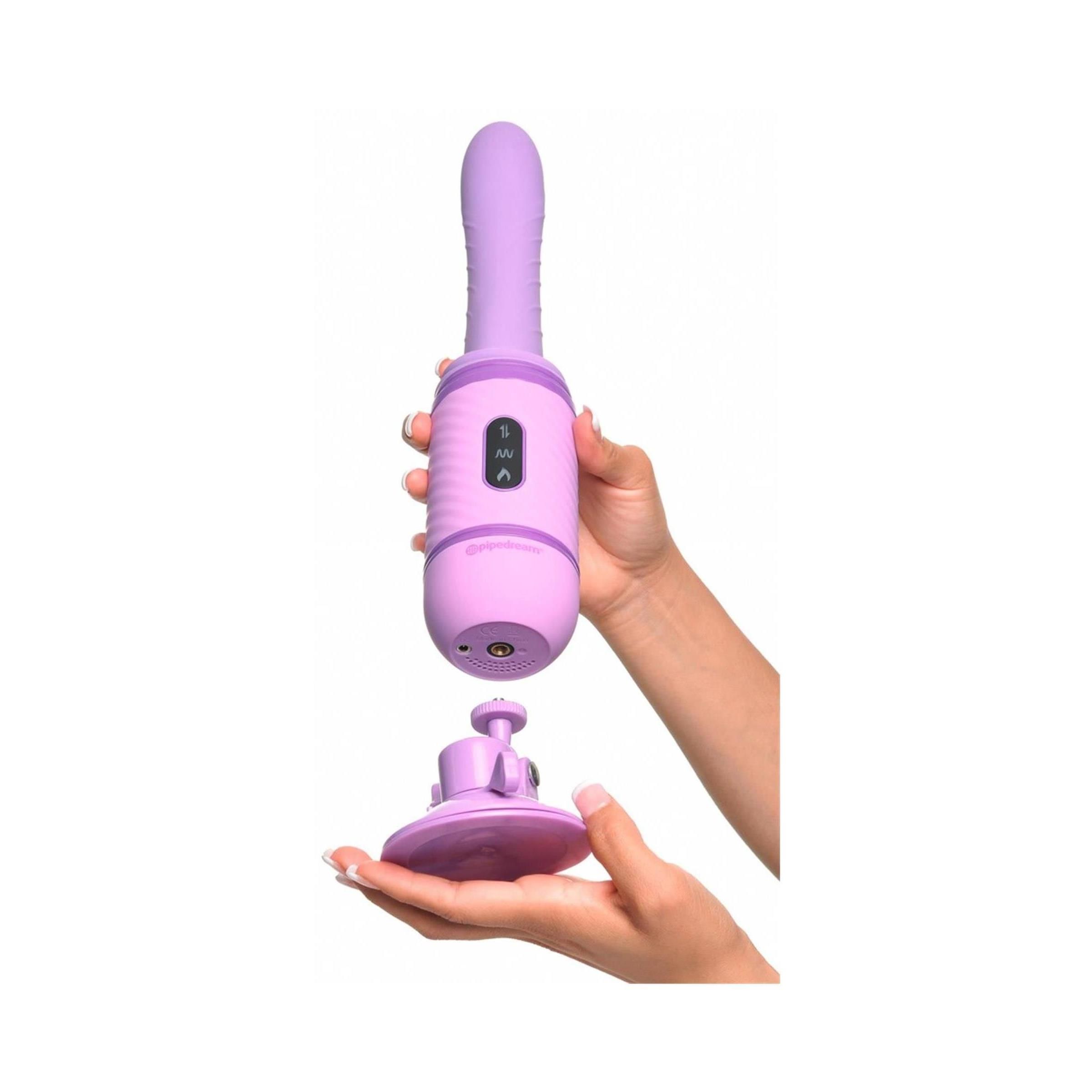 Lila Wellness-Produkt mit Saugnapf. Zylindrischer Körper, abgerundete Spitze. Produkt wird von Händen gehalten.