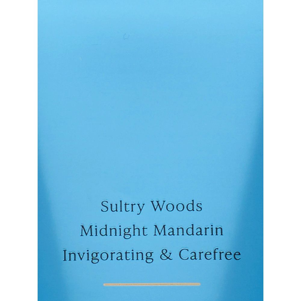 Blauer Hintergrund mit Text: Sultry Woods, Midnight Mandarin, Invigorating & Carefree. Unterhalb ein dünner, beiger Strich.