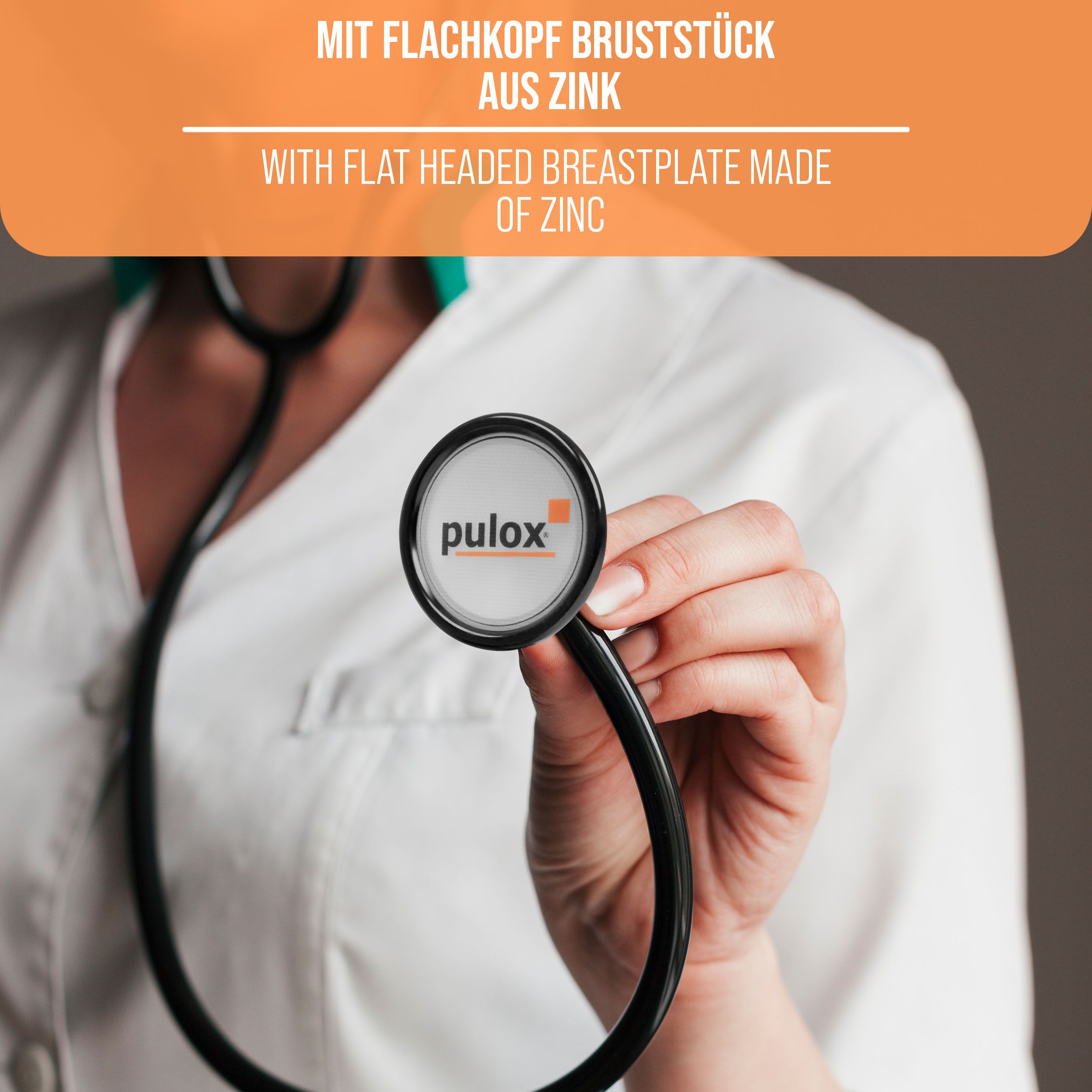 Stethoskop mit Flachkopf-Bruststück aus Zink. Pulox-Logo sichtbar. In der Hand gehalten.