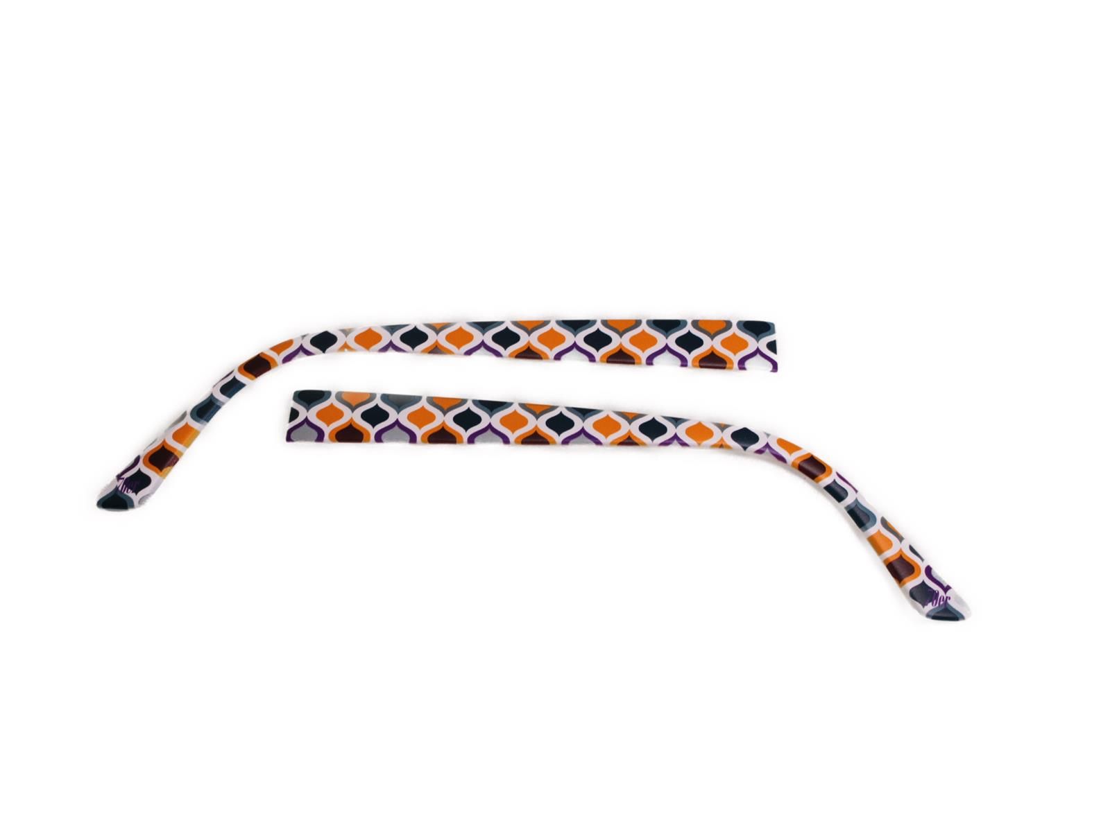 Zwei Brillenbügel mit geometrischem Muster in Orange, Blau und Weiß. Die Bügel sind gebogen und liegen auf weißem Hintergrund.