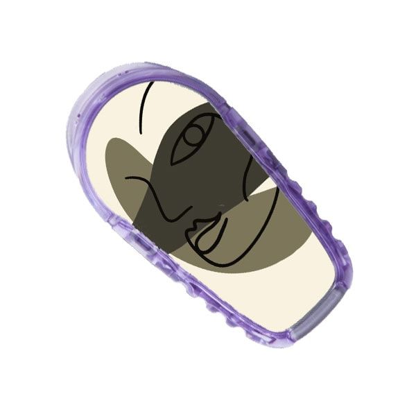 Diasticker® Dexcom G6 Stickerset mit abstraktem Gesichtsmotiv. Beige, grau und schwarze Linien, in lila Hülle.
