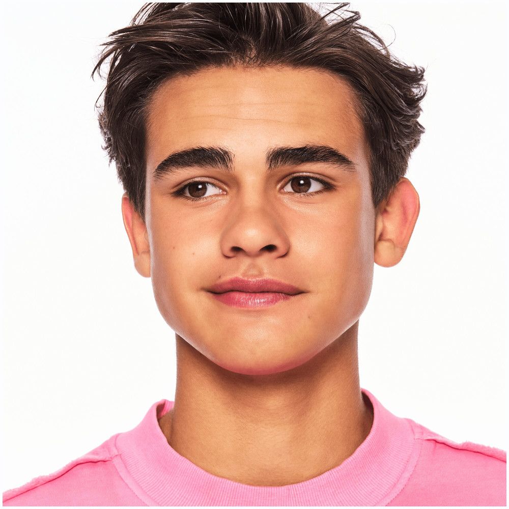 Porträt eines jungen Mannes, der zur Seite blickt. Er trägt ein rosa Oberteil.