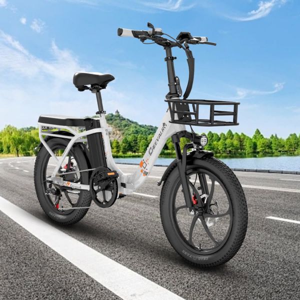 Weißes Elektrofahrrad auf Straße mit blauem Himmel. Schwarzer Korb, Reifen und Details. Gepäckträger, Sattel und Akku sichtbar.