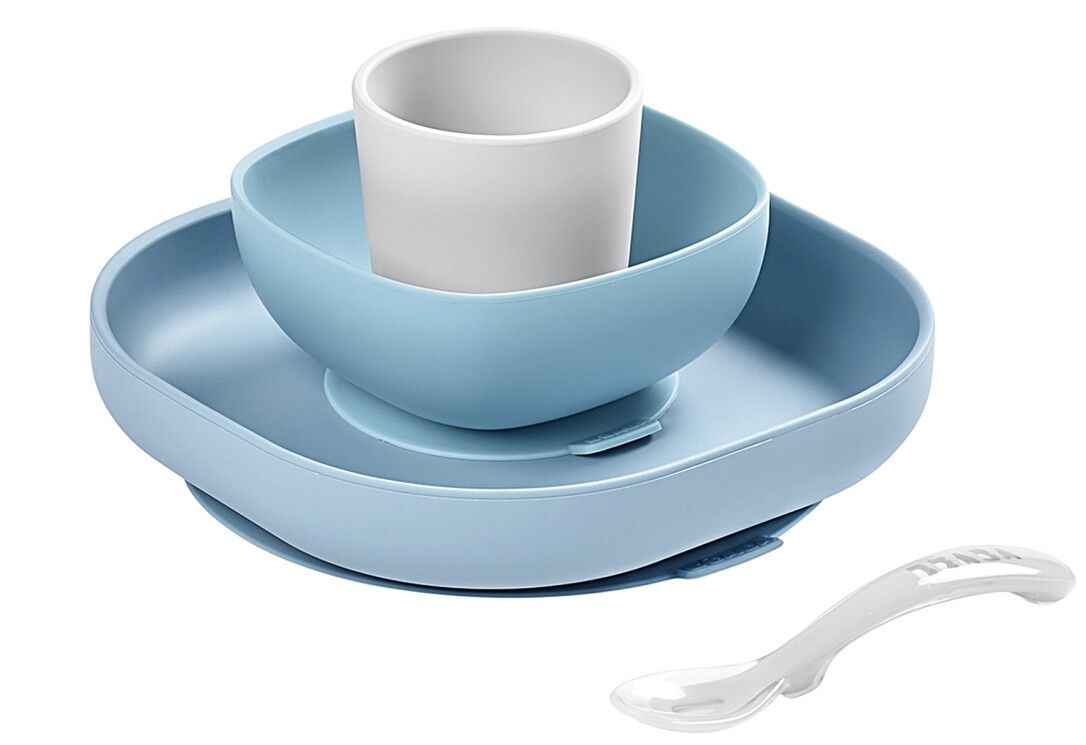 Baby-Geschirrset, bestehend aus Teller, Schüssel, Becher und Löffel. Blau und weiß. Löffel mit BEABA-Logo.