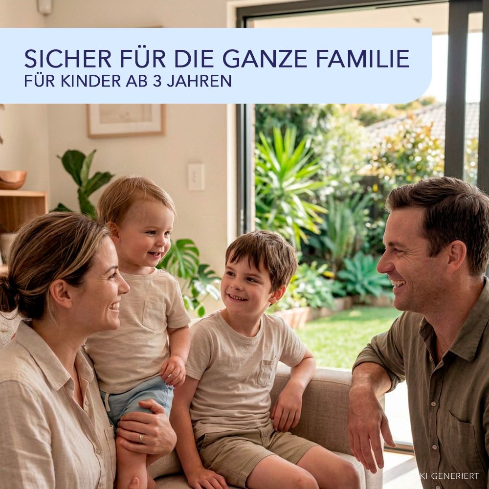 Familie mit Kindern im Wohnzimmer, sicher für Kinder ab 3 Jahren.