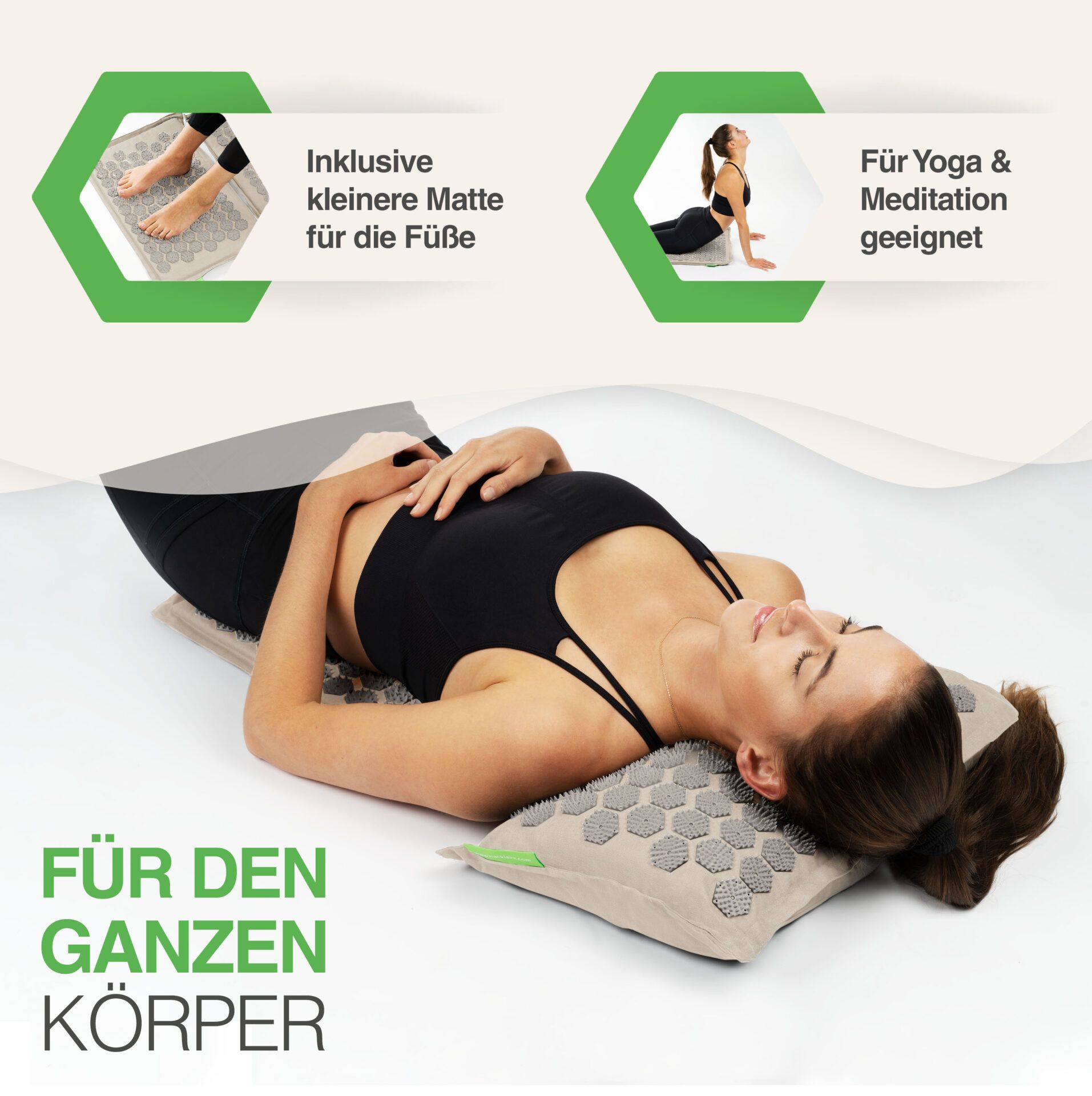Frau liegt auf Akupressurmatte. Text: „Für den ganzen Körper“. Inklusive Fußmatte. Geeignet für Yoga & Meditation.