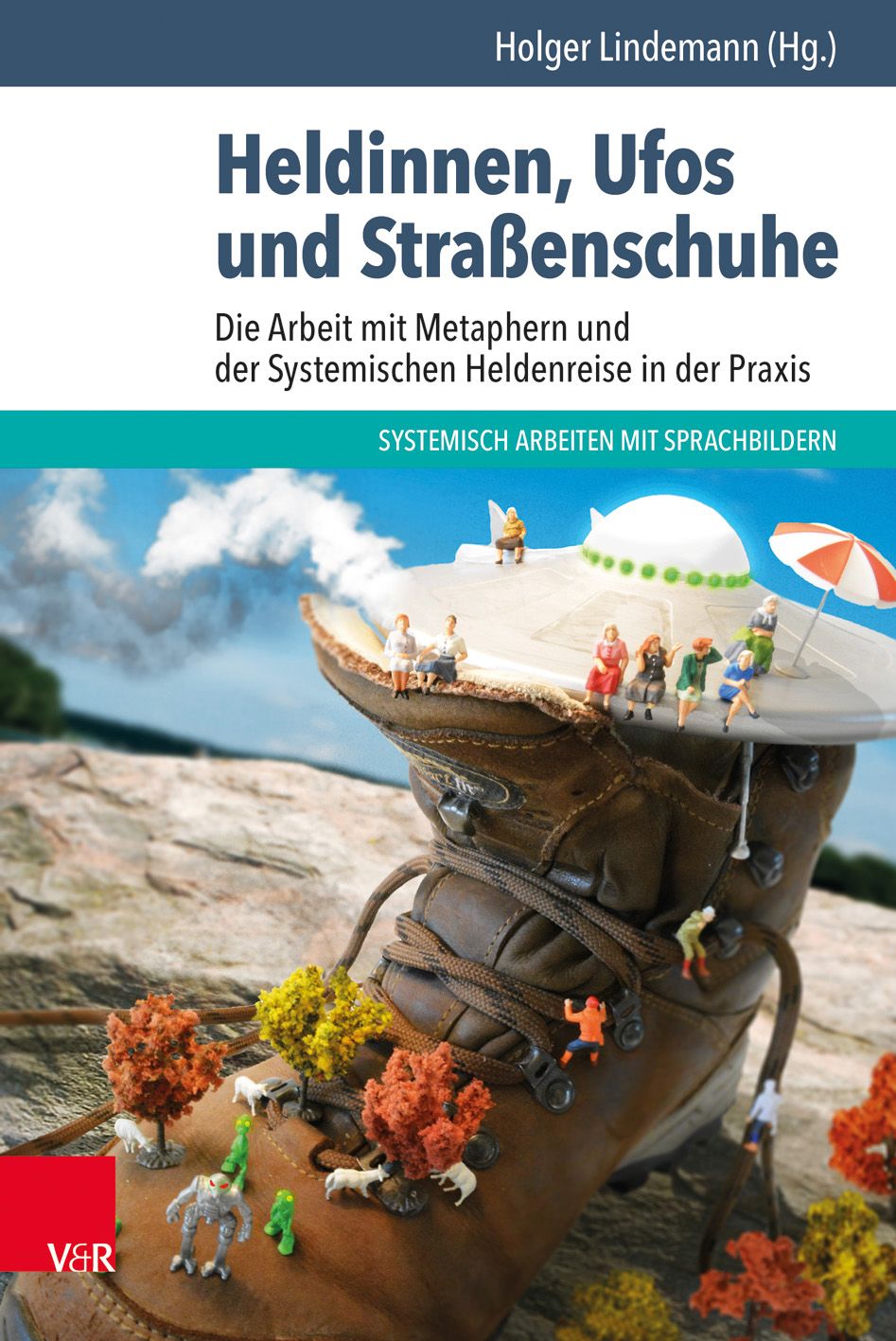 Buchcover: „Heldinnen, Ufos und Straßenschuhe“. Braunen Wanderschuh, Miniaturfiguren, Ufo, Bäume. Titel, Autor, Verlag V&R.