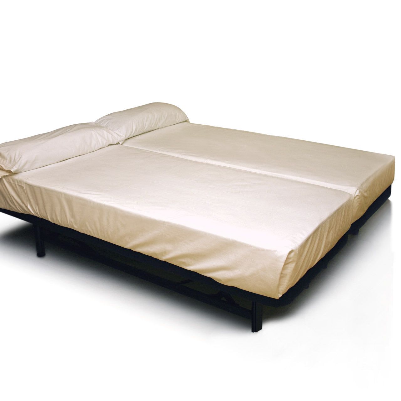 Bett mit weißem Laken. Zwei Kissen. Schwarzes Metallgestell. Auf hellem Hintergrund.