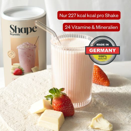 Glas mit rosa Shake, Erdbeeren, Schokoladenstücke, Strohhalm. Dose mit Aufschrift Shape Republic.
