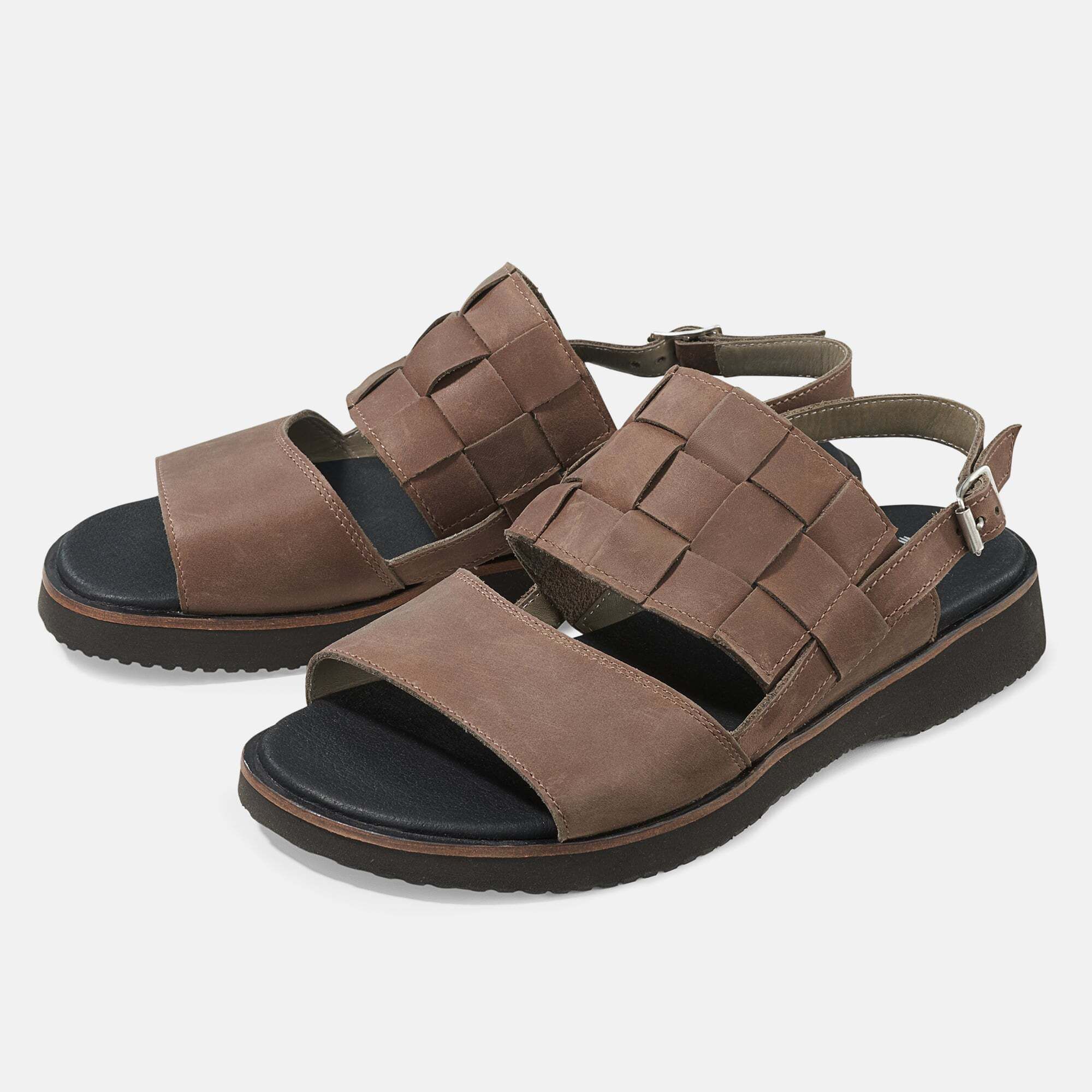 Zwei braune Sandalen mit geflochtenem Riemen und schwarzer Sohle. Verstellbarer Riemen mit Schnalle.