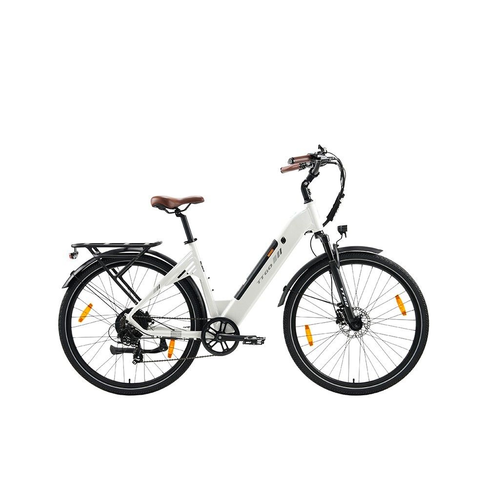 Weißes E-Bike mit braunem Sattel und Lenkergriffen. Schwarze Reifen, Gepäckträger und Schutzbleche. Gelbe Reflektoren an den Speichen.