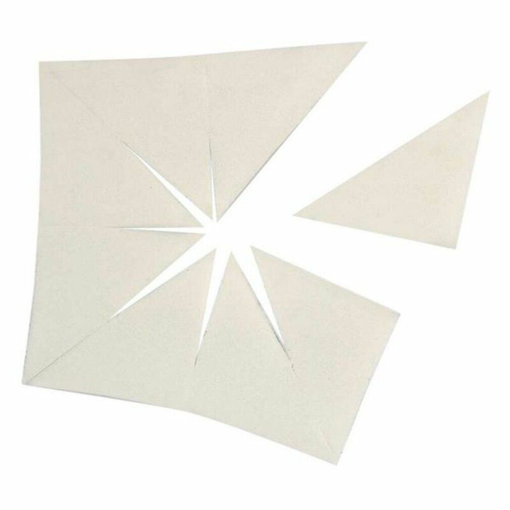 Mehrere Make-up-Schwämme in Dreiecksform. Einige sind vom Hauptteil getrennt.