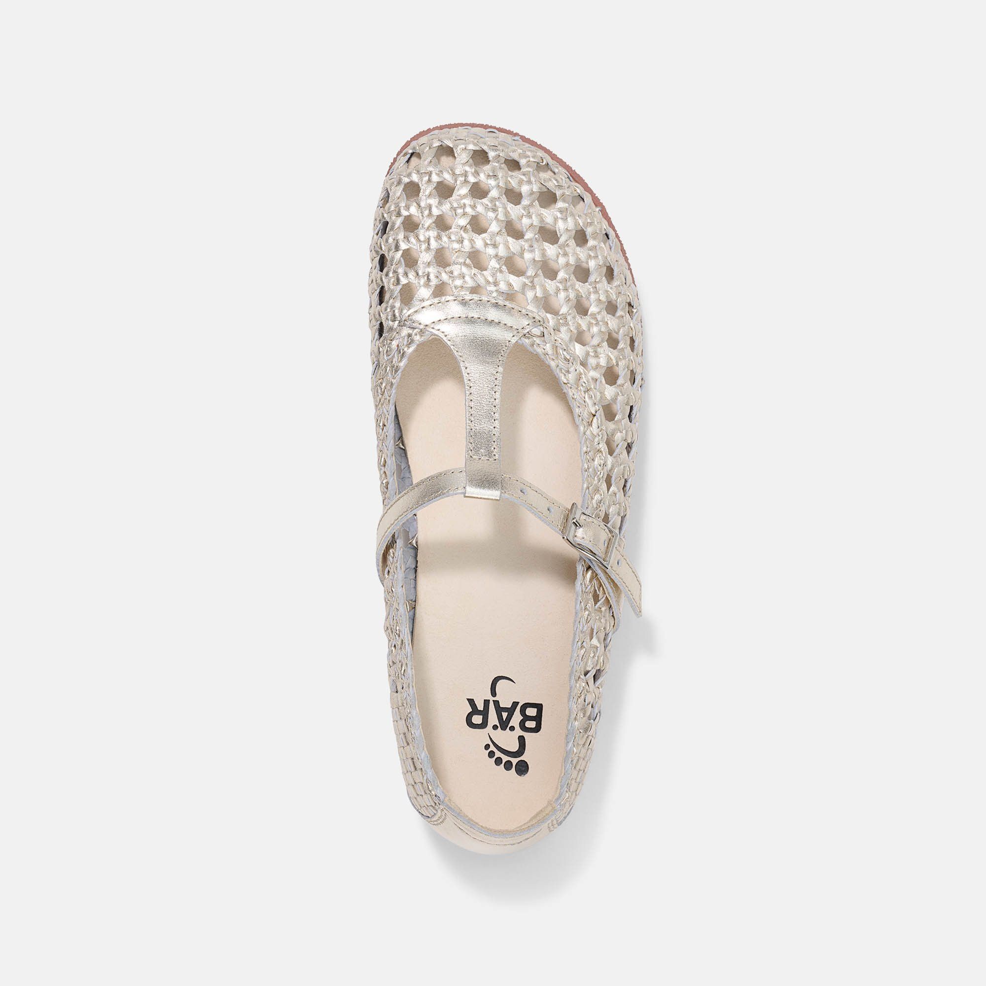Draufsicht auf einen goldfarbenen BÄR Schuhe Colleen Damen Slipper. Offenes, geflochtenes Obermaterial, T-Riemen, Logo.