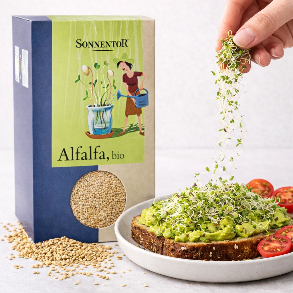 Sonnentor Alfalfa Bio Keimsaaten auf Brot mit Avocado und Tomaten, garniert mit Sprossen.
