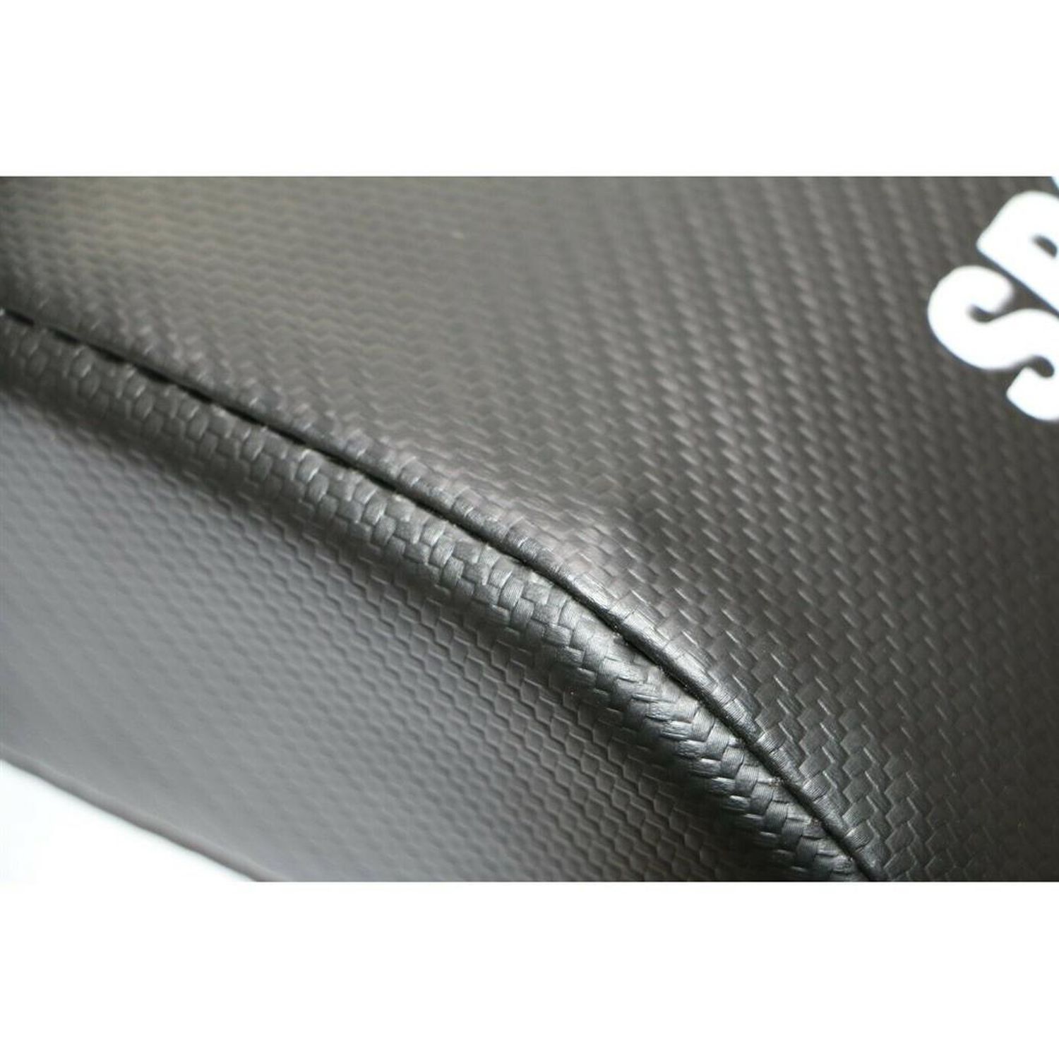 Nahaufnahme der schwarzen Sporttrend24 Sit-Up-Matte. Karbonfaser-Optik. Nahtdetails.