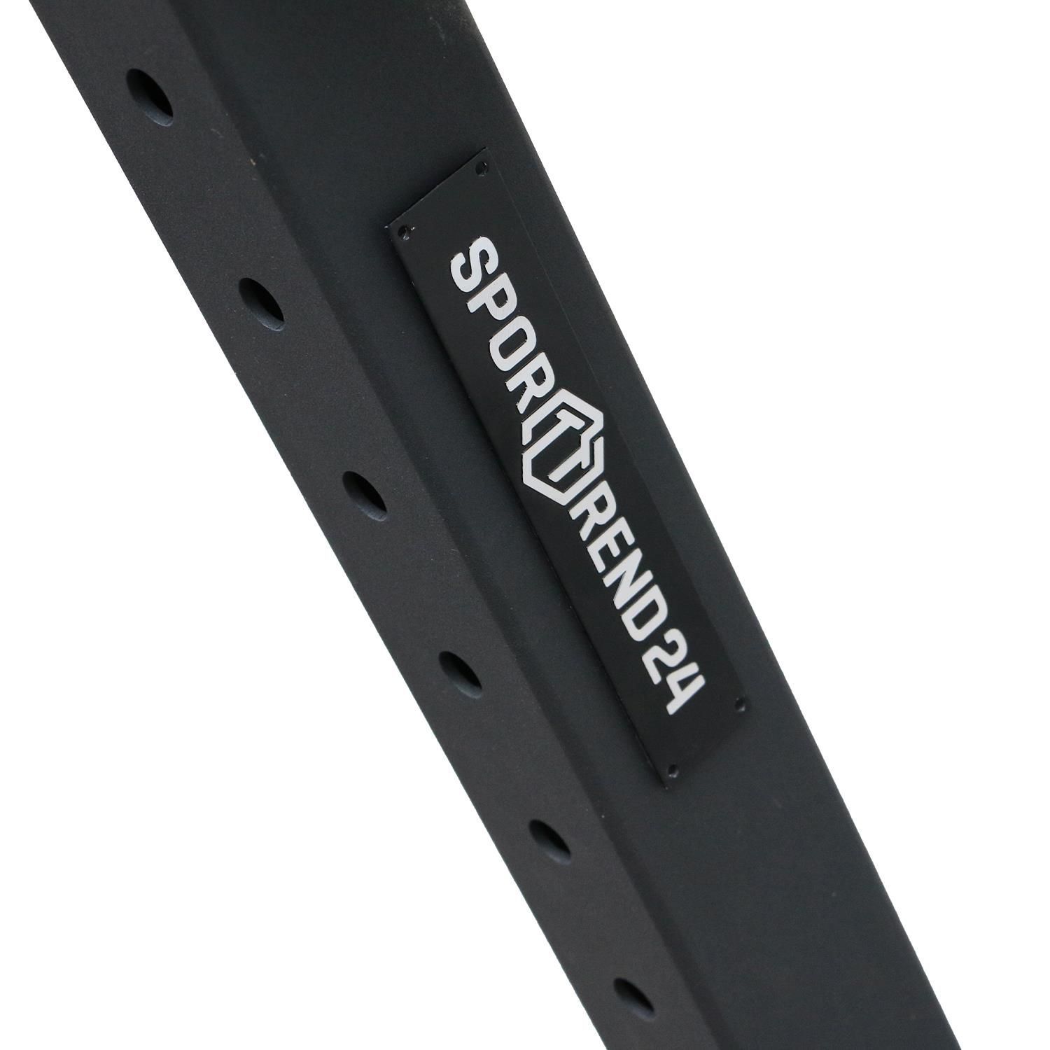 Detailansicht des Half Racks. Schwarze Metalloberfläche mit dem Logo Sporttrend24. Rechteckige Platte mit weißer Schrift.