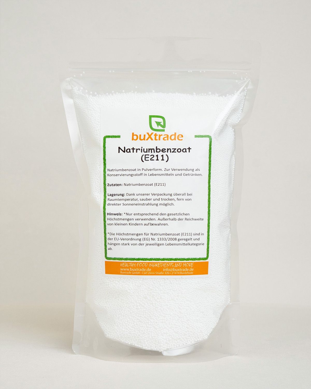 Buxtrade Natriumbenzoat (E211) in Pulverform in einem Standbodenbeutel.