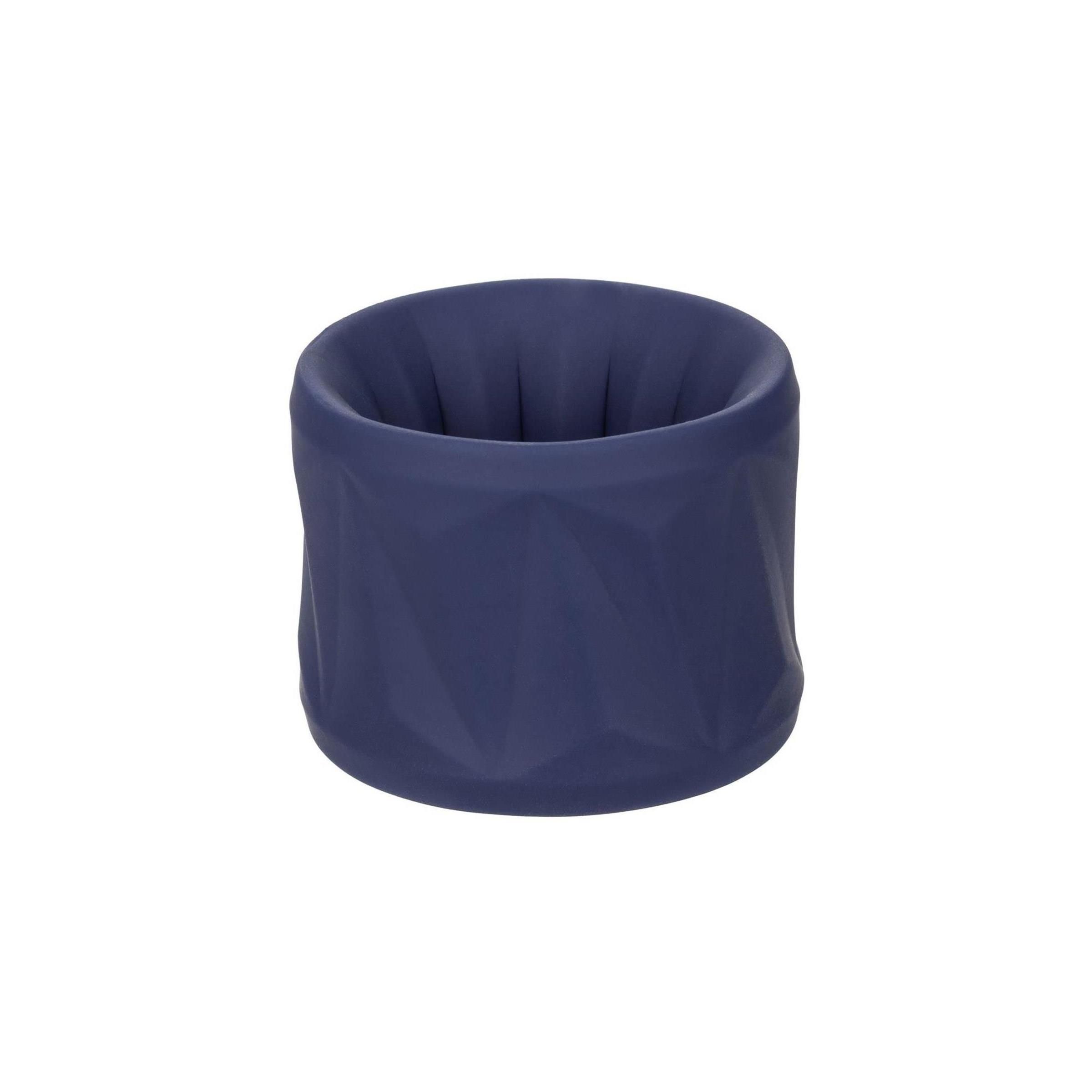 Blauer Ring mit geometrischer Textur. Produkt aus Silikon.