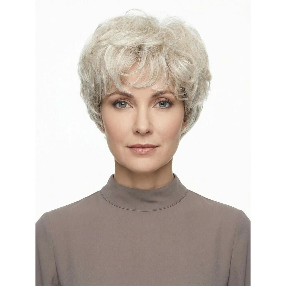Kurzhaarperücke mit lockigem, grauem Haar. Frontale Ansicht einer Frau mit braunem Oberteil.