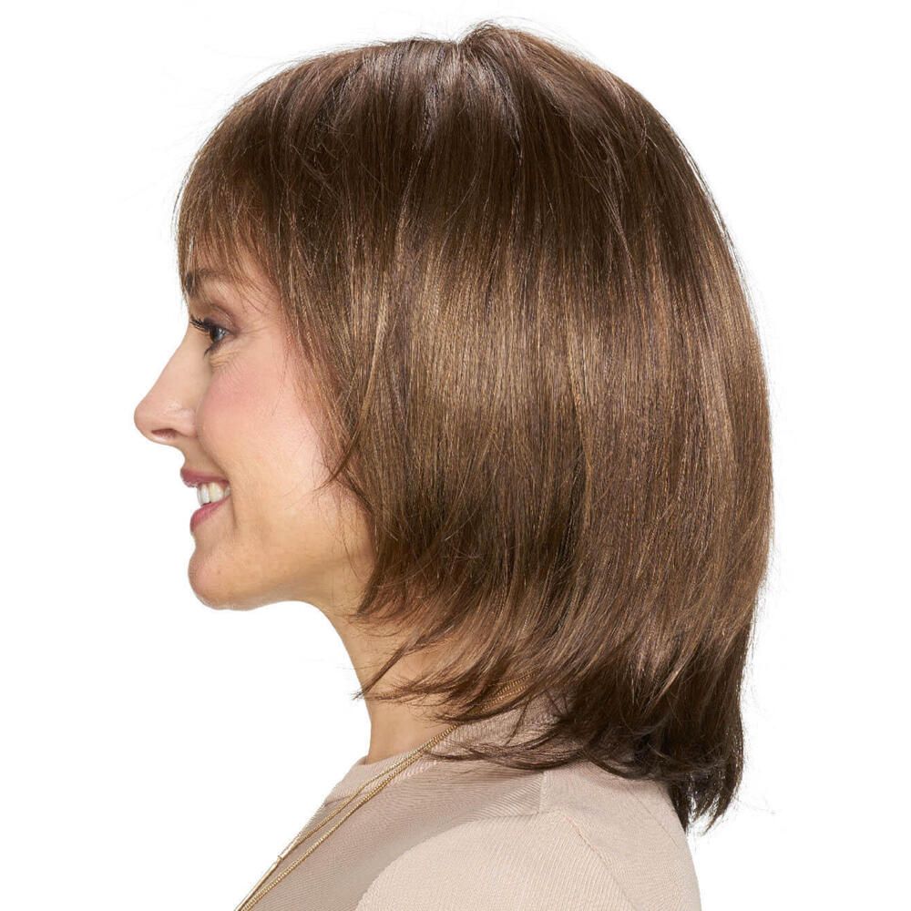 Perücke CALGARY von DELUXE. Braun, schulterlang, mit Pony. Seitenansicht einer Frau mit Perücke.