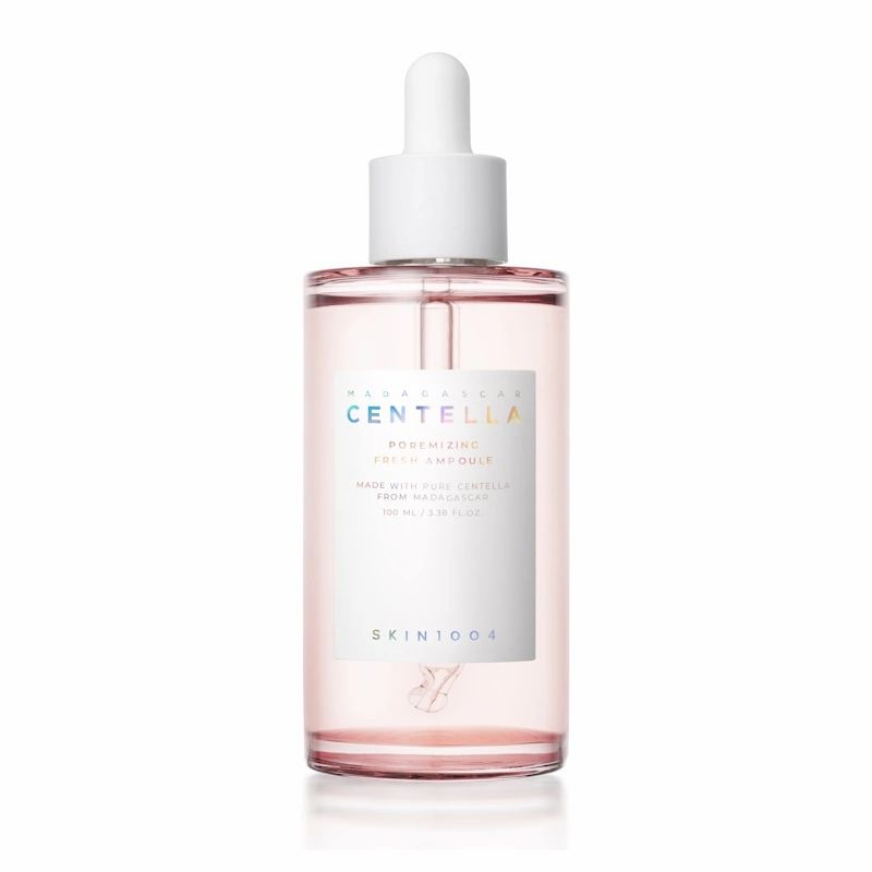 Flacone trasparente con tappo e pipetta bianchi. Etichetta con testo. SKIN1004 Madagascar Centella Poremizing Fresh Ampoule.