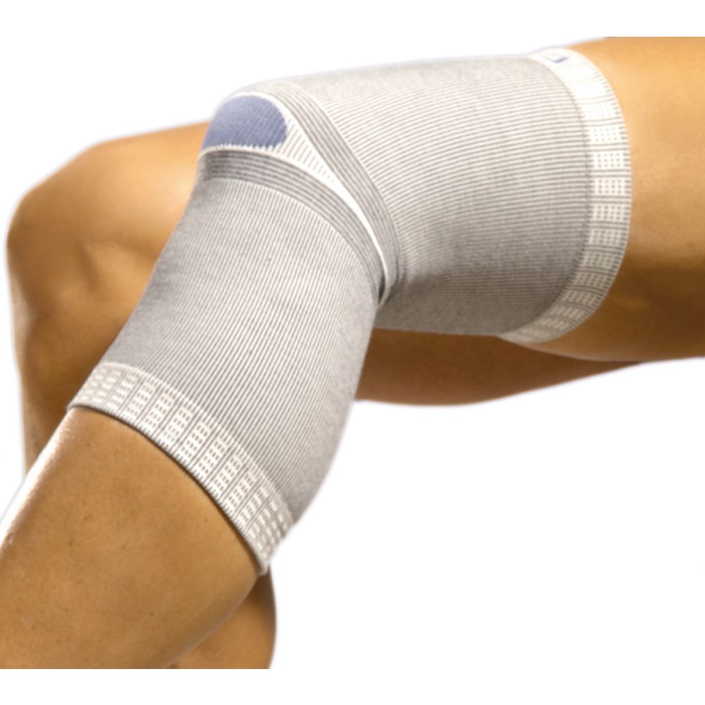 Kniebandage, grau-weiß gestreift, am Bein getragen. Blaue Polsterung über der Kniescheibe. Elastisches Material.