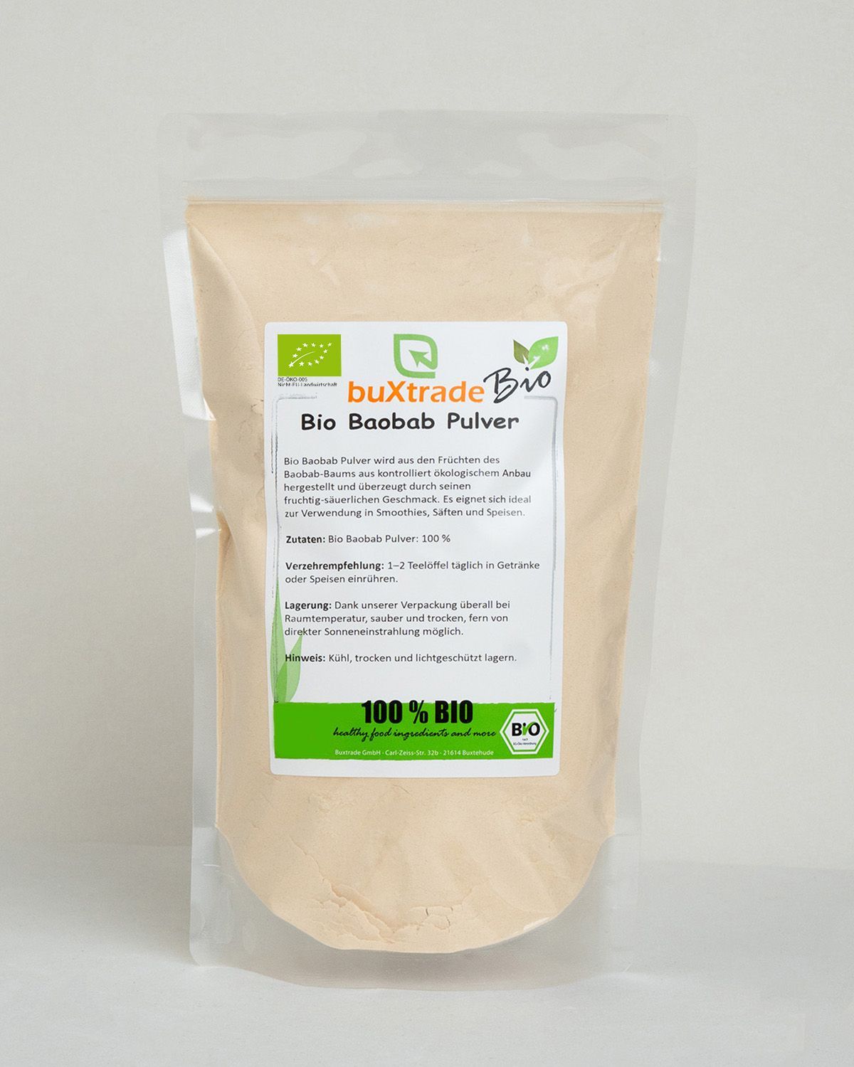 Eine verschlossene Plastiktüte mit Bio Baobab Pulver. Das Etikett zeigt das Bio-Siegel und Produktinformationen.