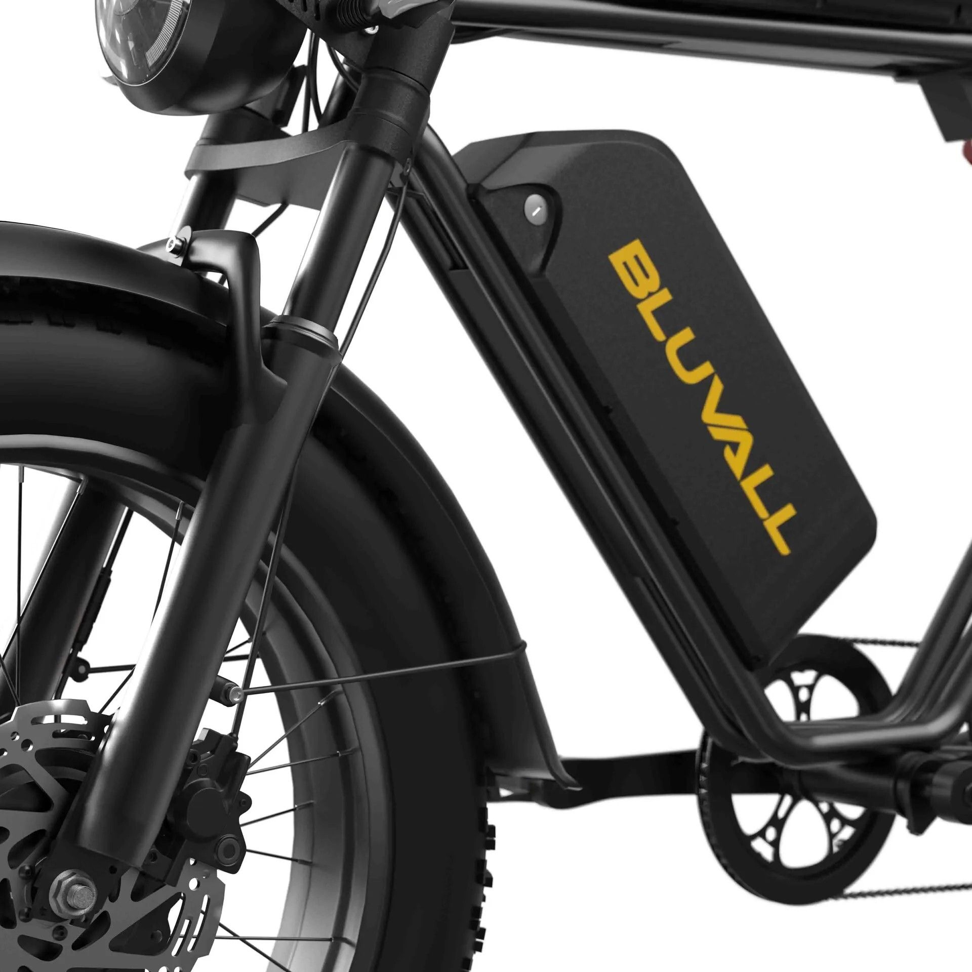 Nahaufnahme der Batterie eines schwarzen Elektro-Mountainbikes. Gelbes BLUVALL-Logo.