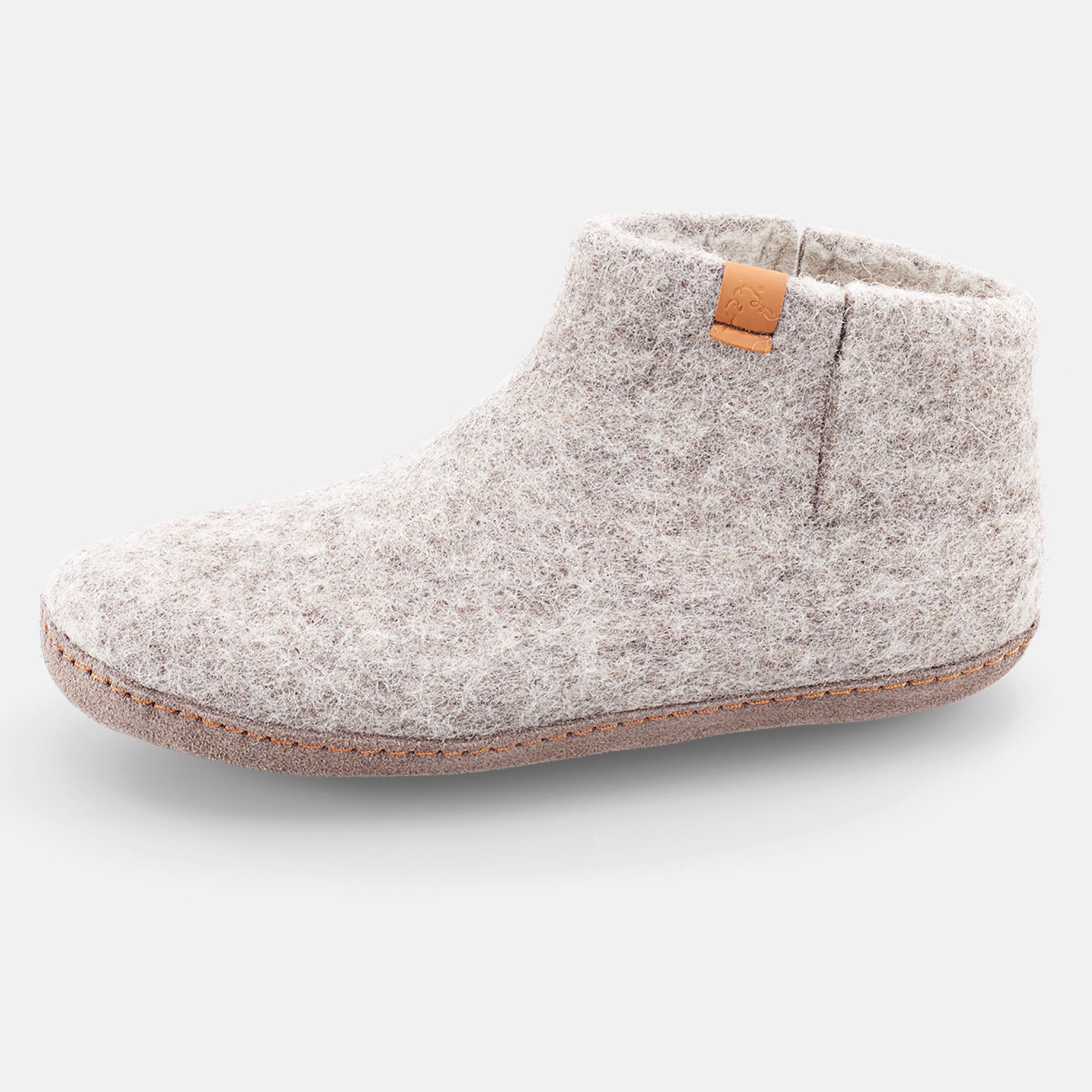 Graue Filz-Hausschuhe, breite Form, mit braunen Lederdetails. Seitenansicht, einzelner Schuh.