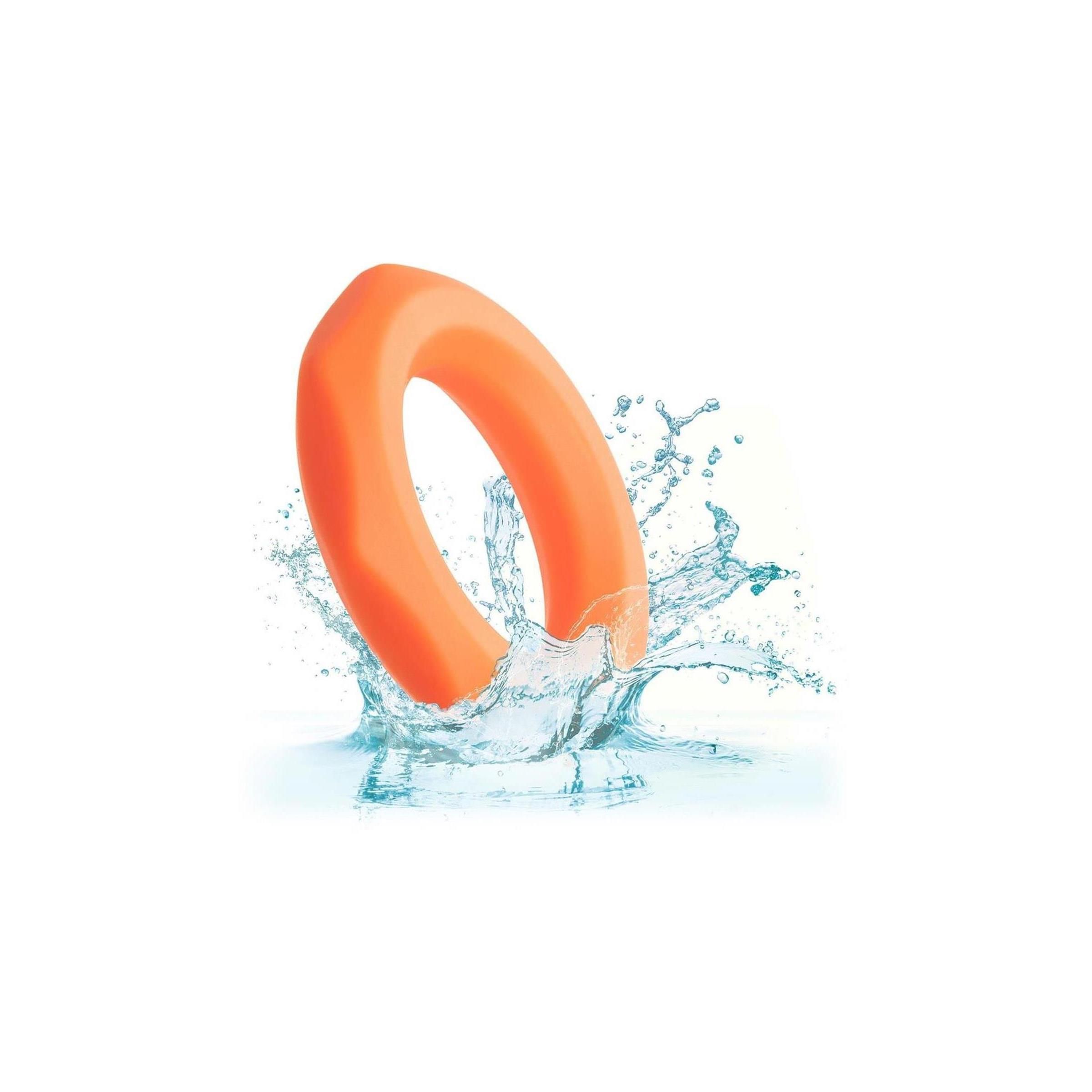 Oranger Ring im Wasser. Wasserspritzer.