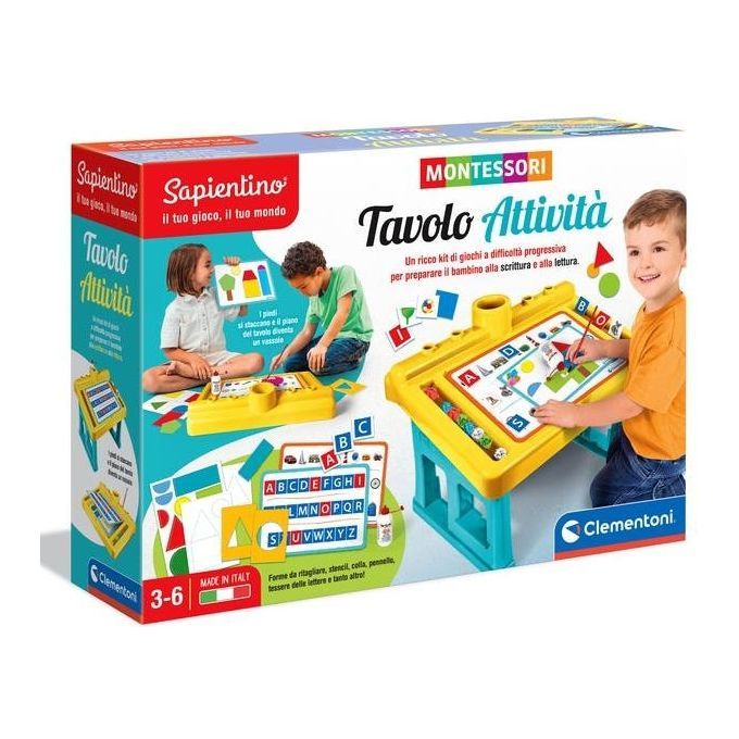 Tavolo attività Montessori Clementoni. La confezione mostra un tavolo giallo con lettere e forme, utilizzato dai bambini. Il set include anche schede e penne. Il prodotto è adatto a bambini dai 3 ai 6 anni.