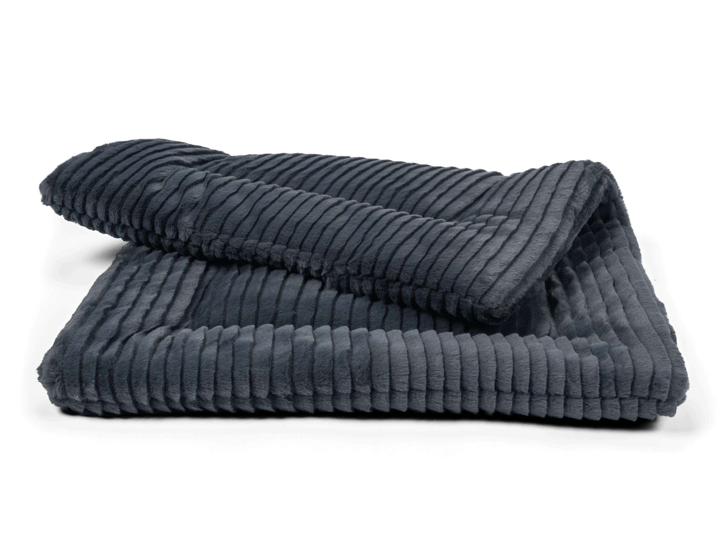 Gefütterte Liegedecke, grau, gefaltet. Geriffelte Oberfläche, erhöhter Rand. Auf weißem Hintergrund.