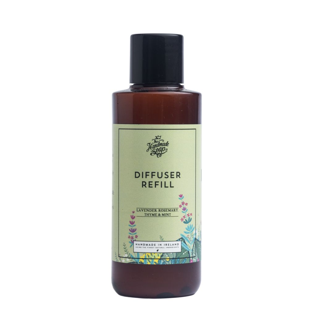 Braune Flasche mit schwarzem Deckel. Etikett mit Aufschrift „Diffuser Refill“ und floralem Design. „Handmade in Ireland“.