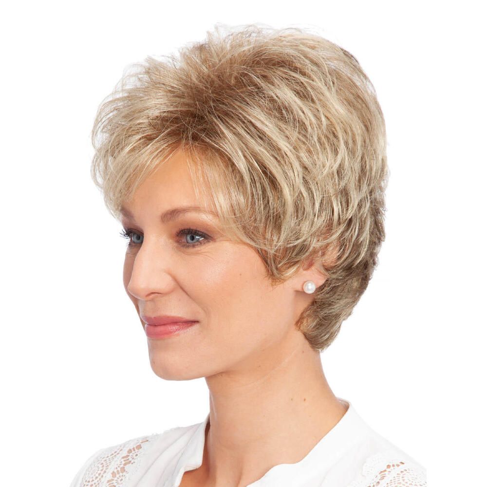 Blondtönige Kurzhaarperücke. Seitenansicht einer Frau mit Perücke. Die Perücke hat einen Seitenscheitel.